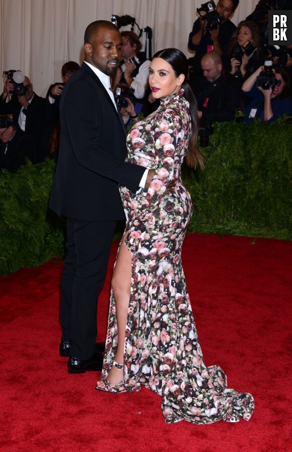 Kim Kardashian portait une tenue adaptée à sa grossesse