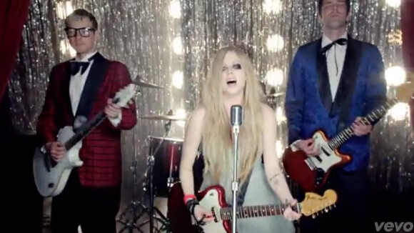 Avril Lavigne : Here's To Never Growing Up, le clip rock et festif