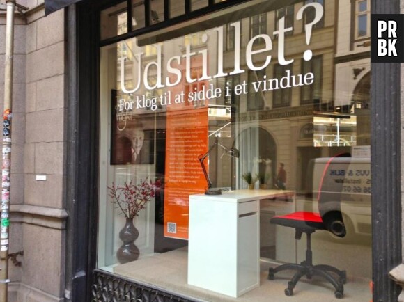 Des chômeurs danois démarchent derrière une vitrine