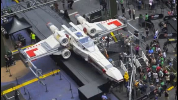 Star Wars : un vaisseau LEGO grandeur nature fascine Times Square