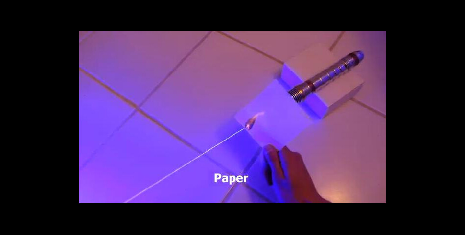 Le sabre-laser de Drake Anthony est capable de couper du papier