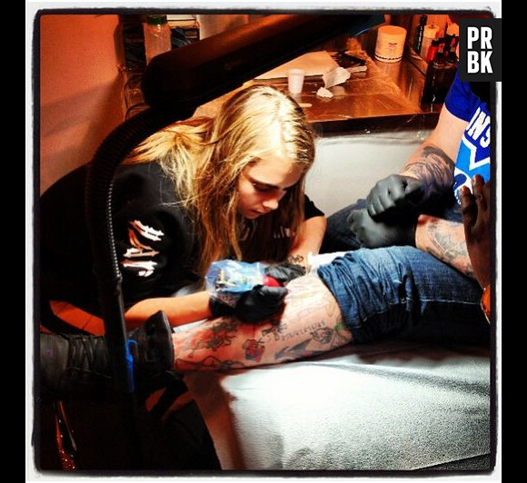 Cara Delevingne en pleine séance de tatouage