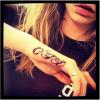 Cara Delevingne a plus d'un tatouage sur la main