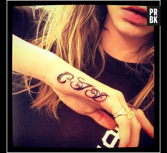 Cara Delevingne a plus d'un tatouage sur la main