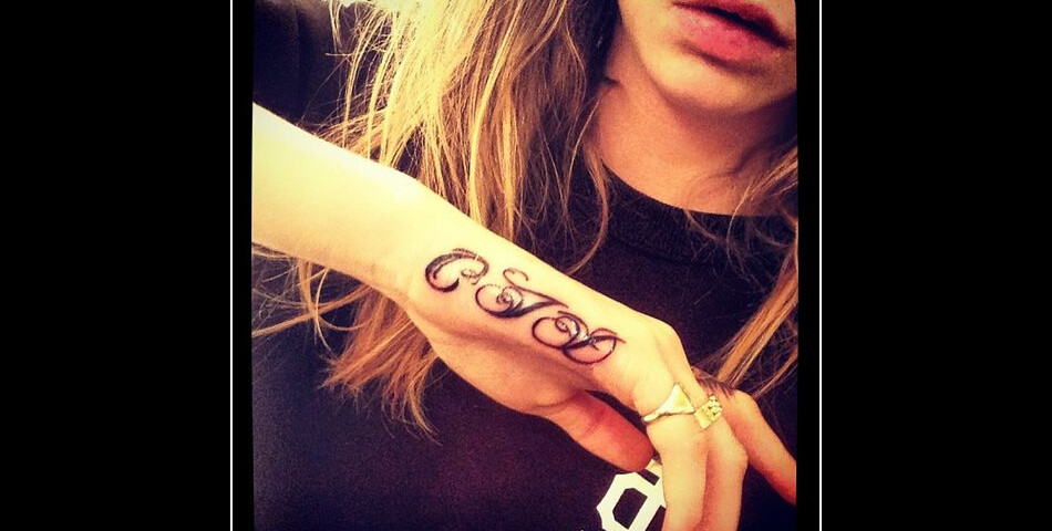 Cara Delevingne a plus d&#039;un tatouage sur la main
