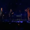 Amel Bent et Johnny Hallyday en duo sur la scène de Bercy le samedi 15 juin 2013.