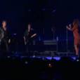 Amel Bent et Johnny Hallyday en duo sur la scène de Bercy le samedi 15 juin 2013.