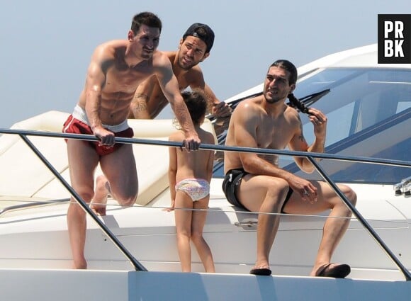 Lionel Messi, cesc Fabregas et José Manuel Pinto prennent le soleil sur l'île de Formentera, lundi 8 juillet 2013