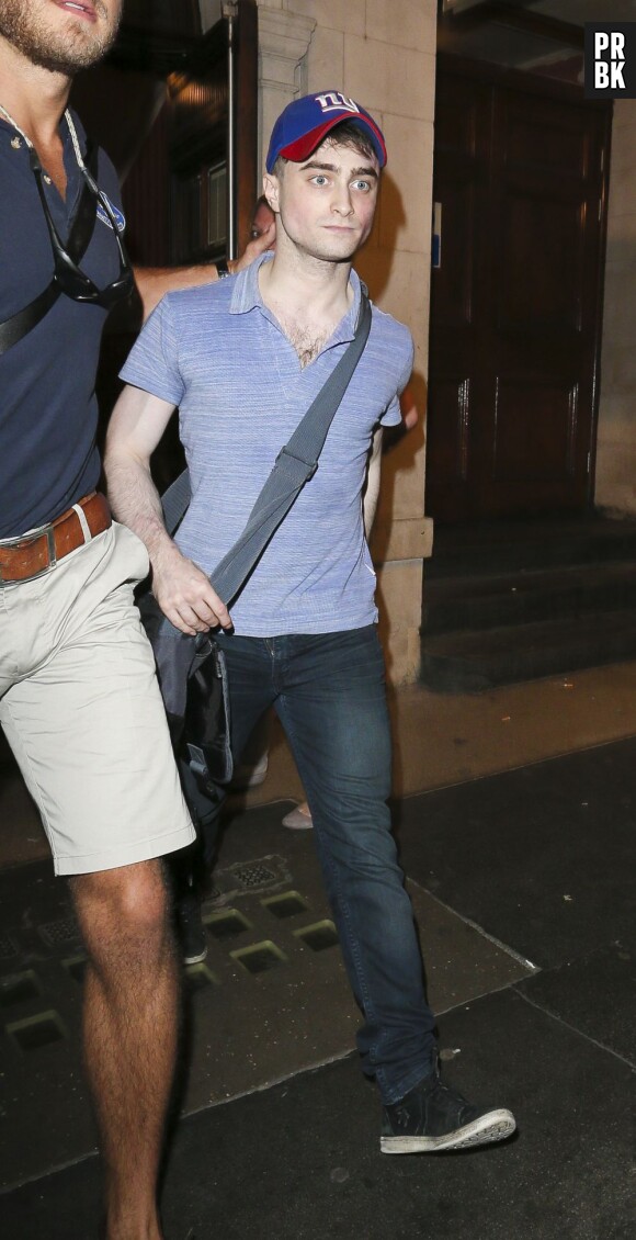 Daniel Radcliffe amaigri et fatigué à la sortie du Noel Coward Theatre à Londres.