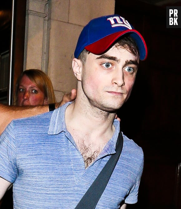 Daniel Radcliffe à la sortie du Noel Coward Theatre à Londres, où il joue depuis le 18 juin dans la pièce The Cripple of Inishmaan.