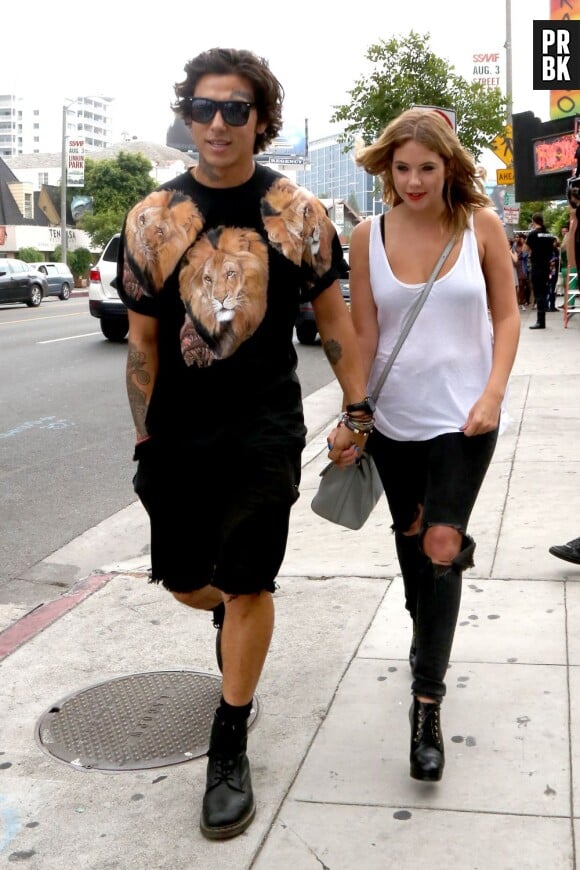 Ashley Benson s'affiche avec son nouveau petit-ami à Los Angeles le 20 juillet 2013