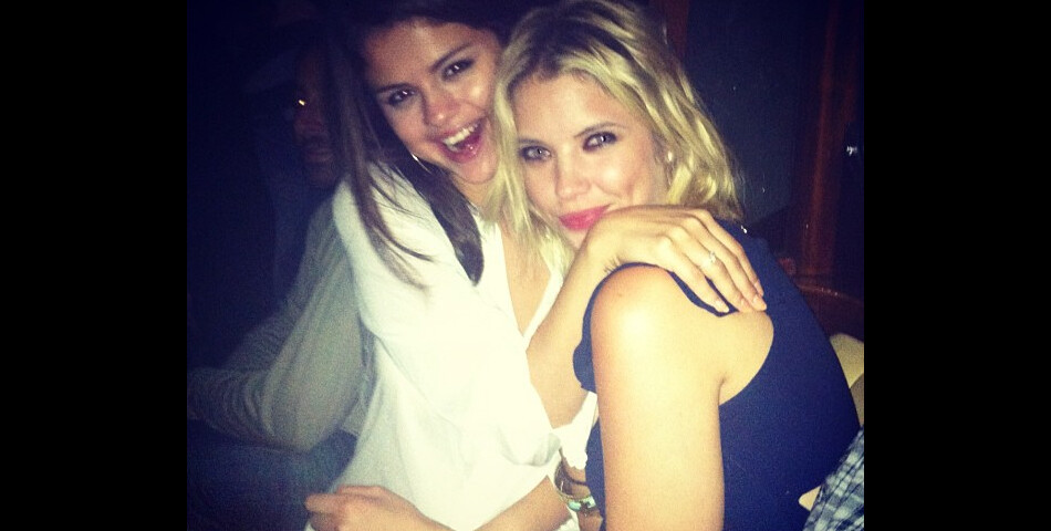 Ashley Benson et Selena Gomez se retrouvent pour l&#039;anniversaire de l&#039;ex de Justin Bieber.