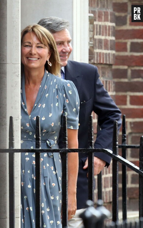 Carole et Michael Middleton : grands-parents souriants devant le St Mary's Hospital, le 23 juillet 2013 à Londres