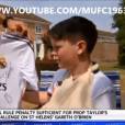 Cristiano Ronaldo casse le bras d'un enfant sur un coup franc raté