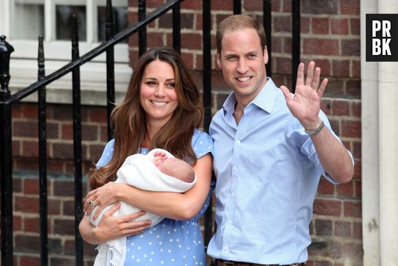 Kate Middleton et le Prince William présentent le bébé royal le 23 juillet 2013 devant l'hôpital St Mary's de Londres