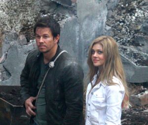 Mark Wahlberg et Nicola Peltz sur le tournage de Transformers 4, le 31 juillet 2013 à Detroit