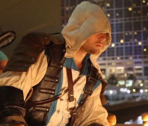 Assassin's Creed 4 : un fan, déguisé en Edward Kenway, reproduit une séquence de free-running dans la vraie vie