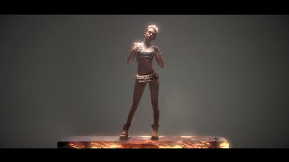 Miley Cyrus : à moitié nue dans Fire, le clip sexy de Big Sean