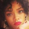 Rihanna : fini les cheveux bouclés en toute simplicité