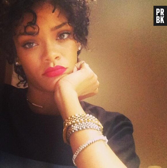 Rihanna : fini les cheveux bouclés en toute simplicité
