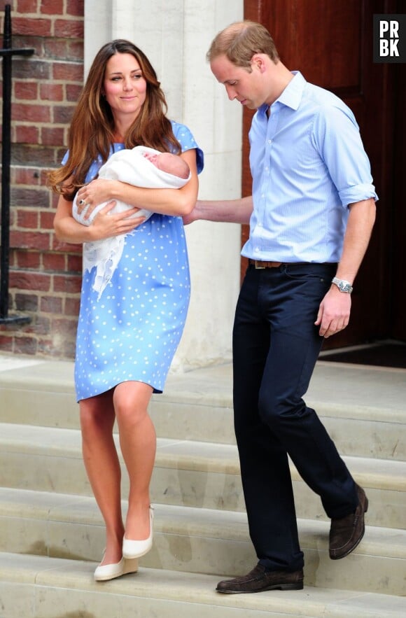 Kate Middleton et le Prince William ont présenté le bébé royal le 23 juillet 2013 devant l'hôpital St Mary's de Londres