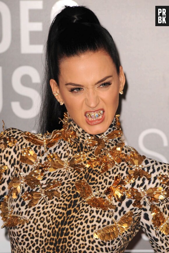 Katy Perry et ses fausses dents sur le tapis-rouge des MTV VMA 2013, le 25 août 2013