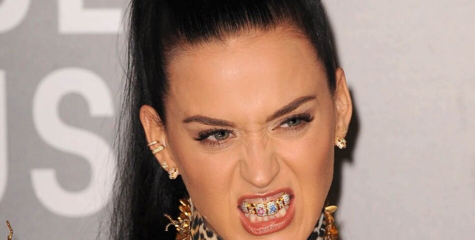 Katy Perry et ses fausses dents sur le tapis-rouge des MTV VMA 2013, le 25 août 2013