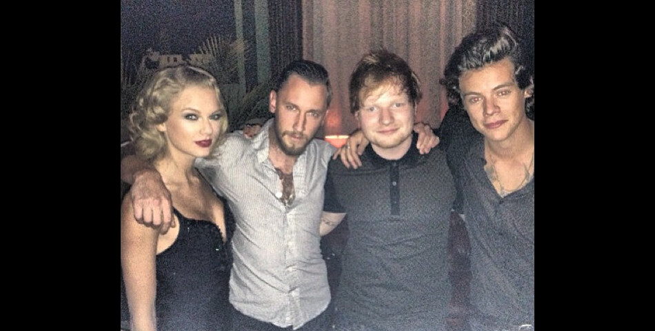 Taylor Swift et Harry Styles posent ensemble après la cérémonie des MTV VMA 2013 le 25 août 2013