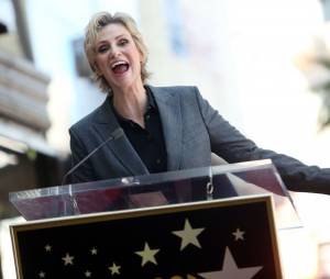 Jane Lynch fait un discours après avoir reçu son étoile sur le Walk of Fame le 4 septembre 2013