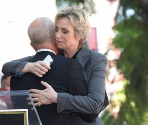 Jane Lynch émue par la déclaration de Ryan Murphy lors de la cérémonie lui donnant son étoile sur le Walk of Fame, le 4 septembre 2013