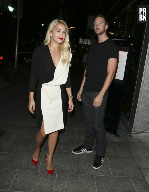 Rita Ora et Calvin Harris face aux paparazzi, le 20 septembre 2013 à Los Angeles