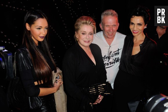 Nabilla Benattia : la bimbo a rencontré Catherine Deneuve au défilé de Jean-Paul Gautier, le samedi 28 septembre 2013
