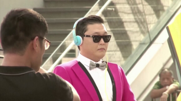 Psy :  accueil de star sur le tournage d'une pub à Hong Kong