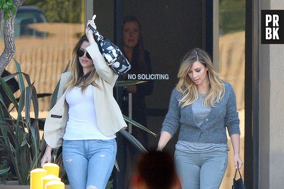 Kim Kardashian et Khloé Kardashian à Los Angeles, le 8 octobre 2013