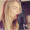 Cara Delevingne a prouvé ses talents de chanteuse en reprenant 'Sonnentanz'