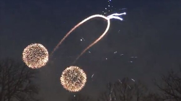 Un pénis dans le ciel ? Non, un feu d'artifice