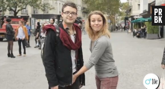 Deux filles acceptent de toucher des pénis pour la bonne cause