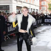 Miley Cyrus (presque) habillée dans les rues de Londres pour rencontrer ses fans