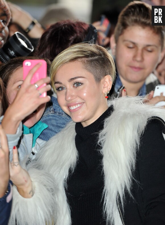 Miley Cyrus pose avec ses fans à Londres le 12 novembre 2013