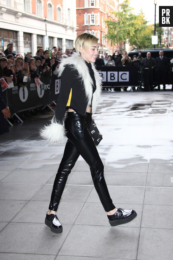 Miley Cyrus couverte pour rencontrer ses fans à Londres le 12 novembre 2013