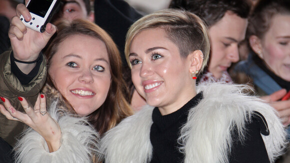 Miley Cyrus (presque) habillée dans les rues de Londres pour rencontrer ses fans
