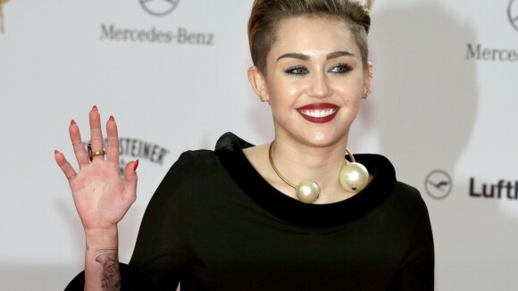 Miley Cyrus habillée et Victoria Beckham souriante : double miracle aux Bambi Awards 2013