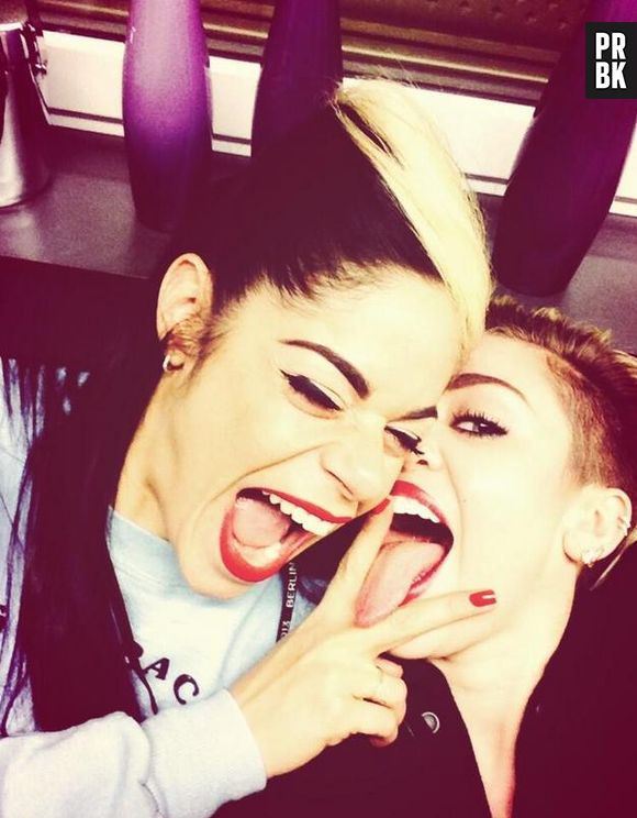 Miley Cyrus opte pour les sourcils décolorés !