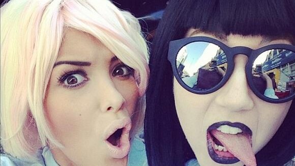 Nabilla Benattia en mode VRAIE bimbo à Tokyo : vive le blond et les mèches roses !