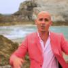 Pitbull et sa tenue flashy dans le clip de Timber