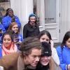 Harry Style réconforte une Directionner à New-York, le 26 novembre 2013