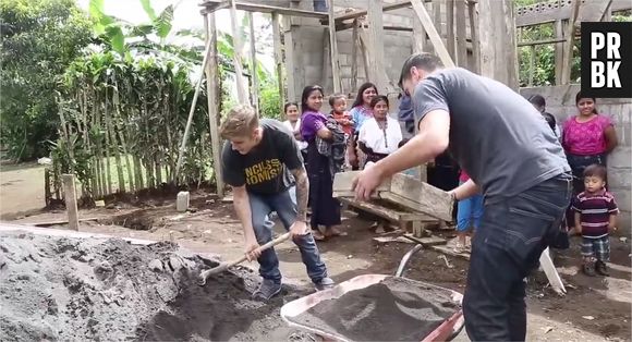 Justin Bieber participe à la construction d'une école au Guatemala