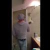 La vidéo d'un locataire qui défonce son appart à coups de marteau pour se venger de son propriétaire est une blague