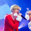 Miley Cyrus : mère noël sexy et trash au Jingle Ball, le 10 décembre 2013