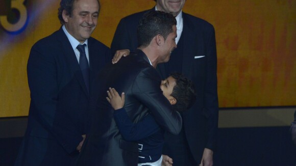 Cristiano Ronaldo et son fils : câlins et émotion sur la scène du Ballon d'or 2013